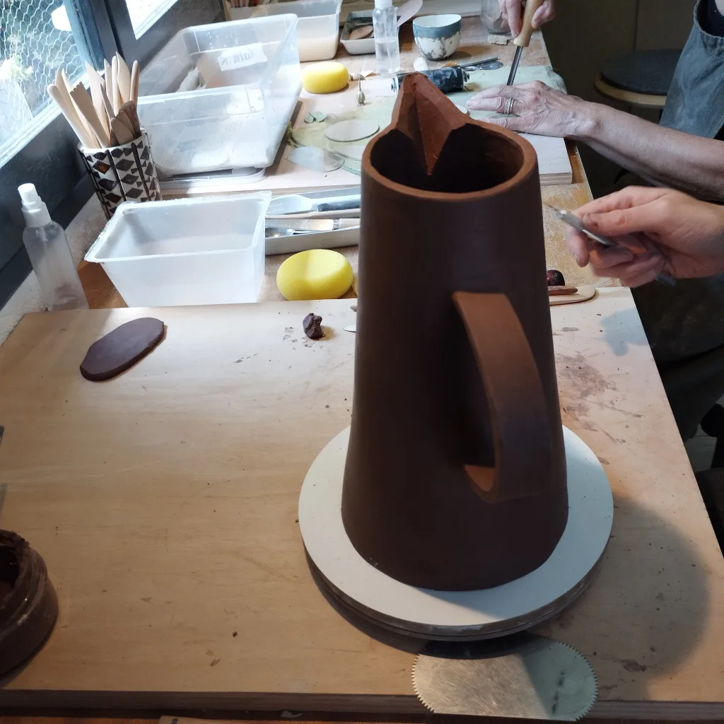 façonnage d'une carafe à la plaque